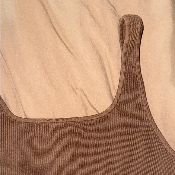 Aritzia - Babaton Cropped Sculpt Knit Top - Picture 2 of 5